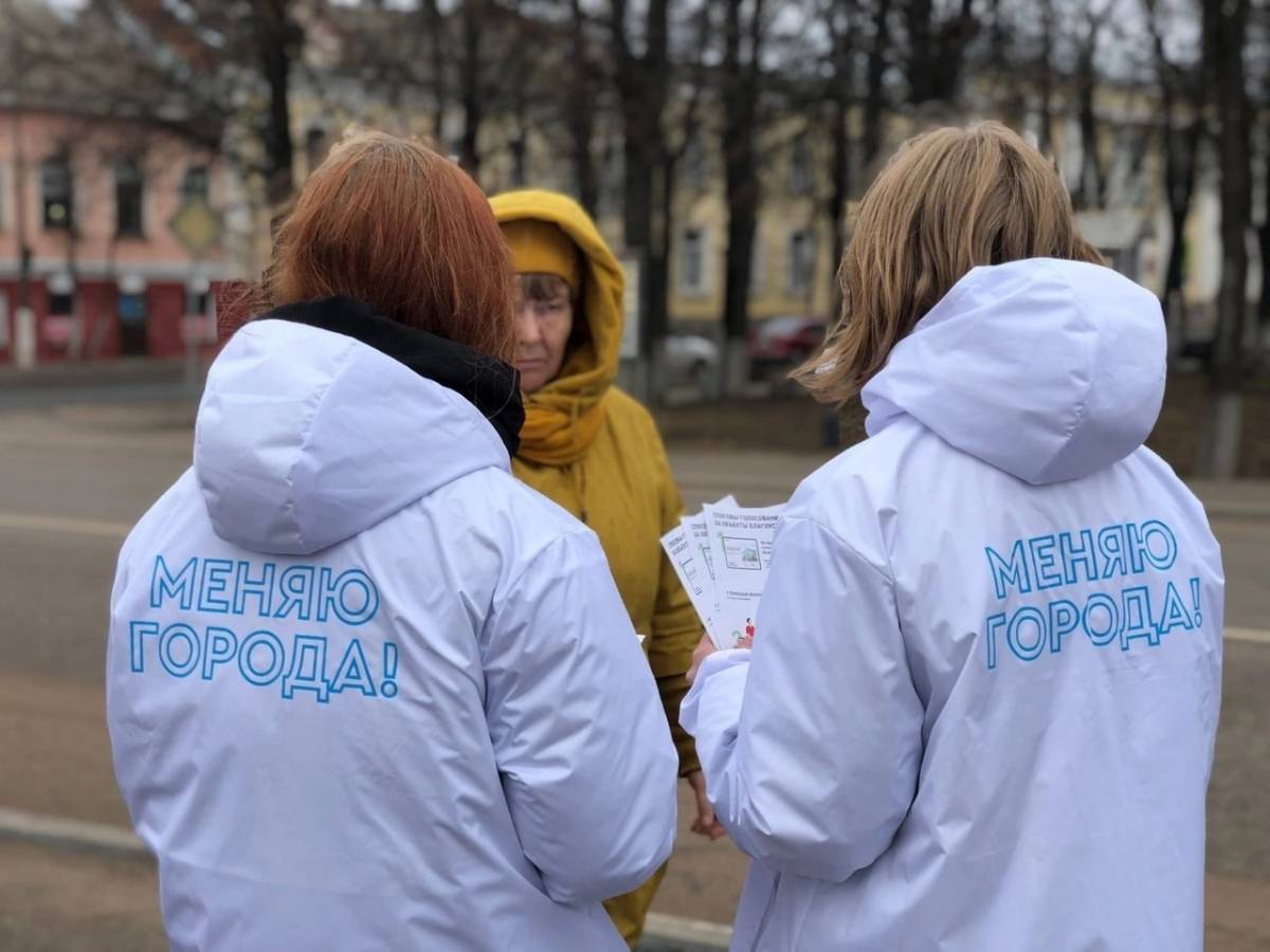 Волонтёры помогают принять участие во всероссийском онлайн-голосовании.