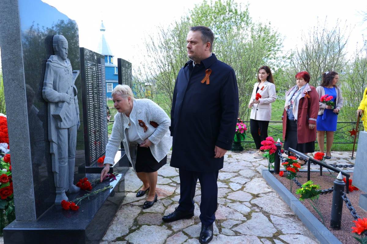 Вместе с главой района Еленой Паниной и жителями глава региона возложил цветы к мемориалу «253 жизни и одна судьба».