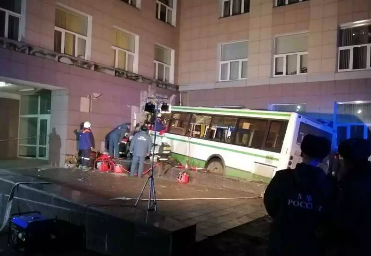 Водитель автобуса и один из пассажиров погибли на месте происшествия.
