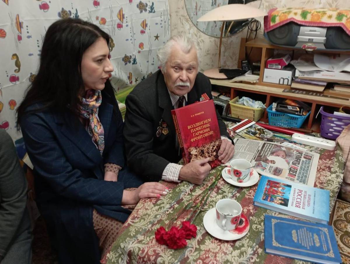 Оксана Лоле поздравила с наступающим Днём Победы 86-летнего новгородского гармониста Ивана Коржуева.