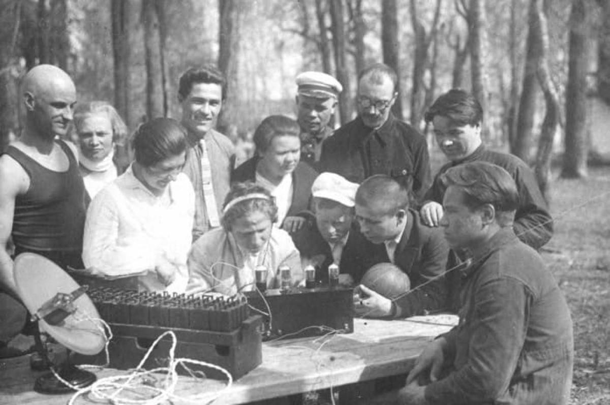 Слушают радио в деревне старые фото