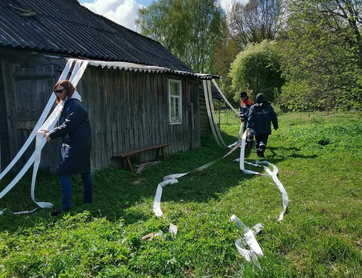 Сотрудники МЧС провели с жителями и дачниками в старорусской деревне Рахлицы инструктаж по пользованию мотопомпой.