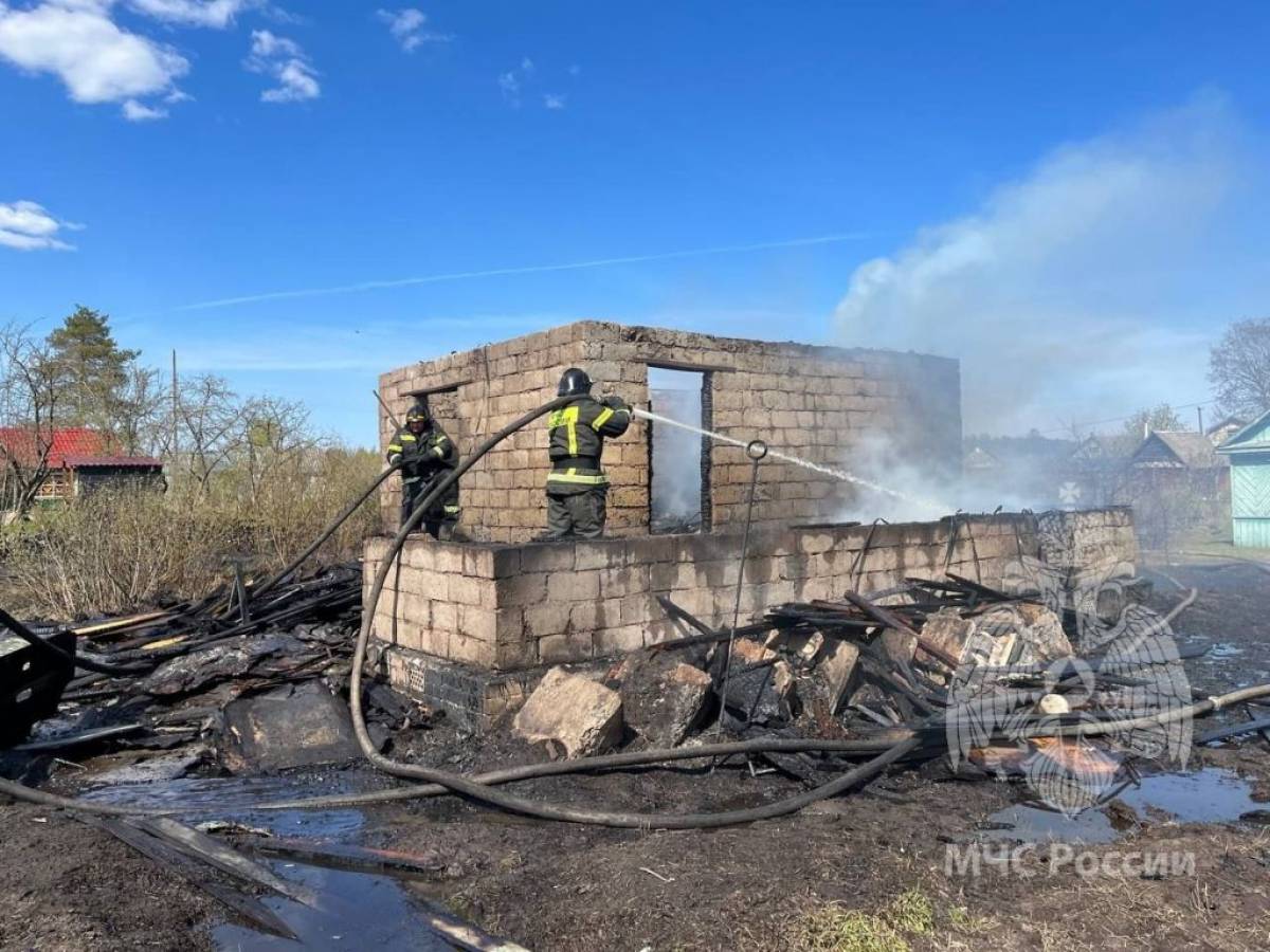 На момент прибытия пожарно-спасательных подразделений открытым пламенем горели два дачных дома.