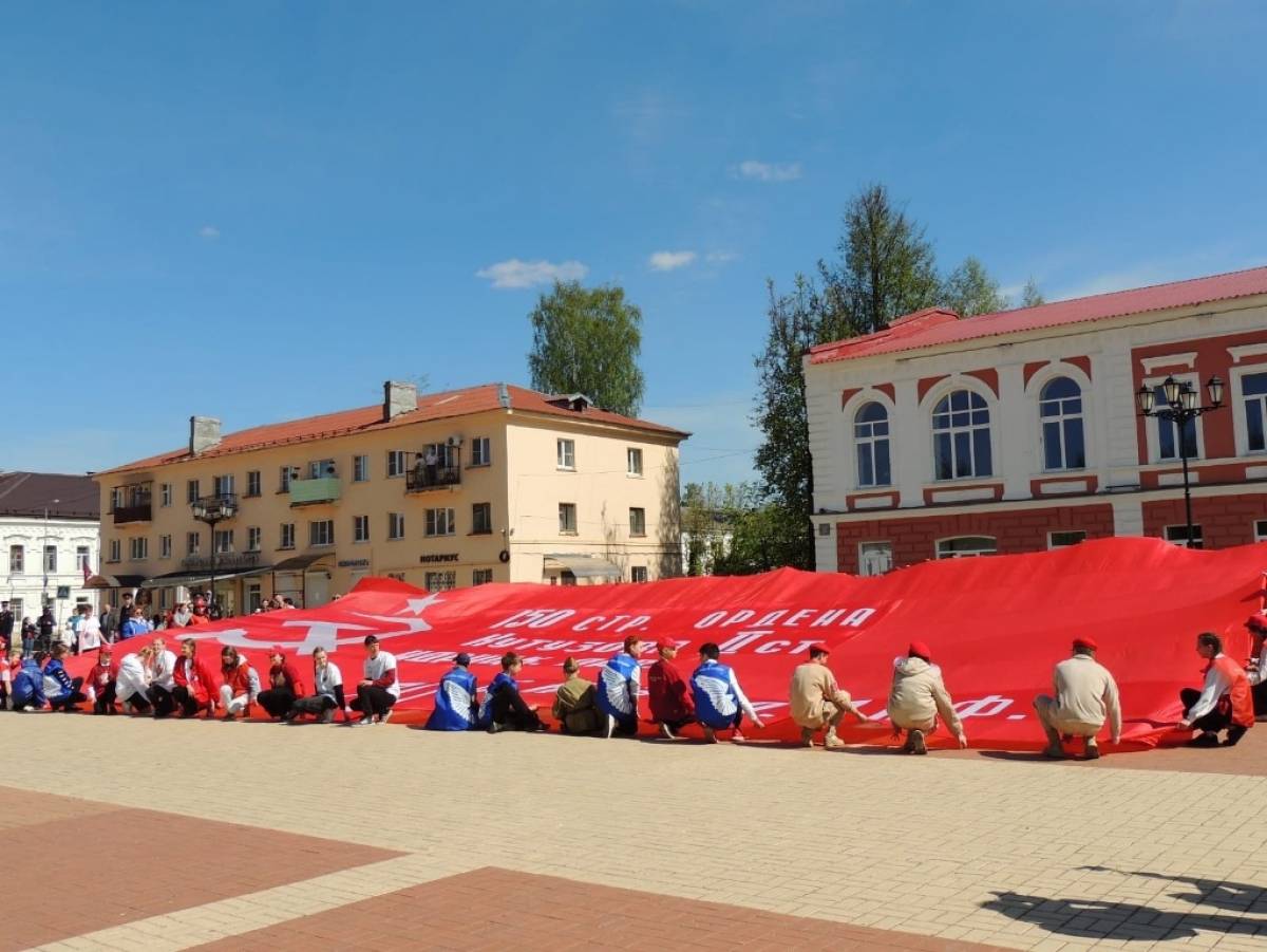Знамя Победы появилось на Соборно площади 9 мая.