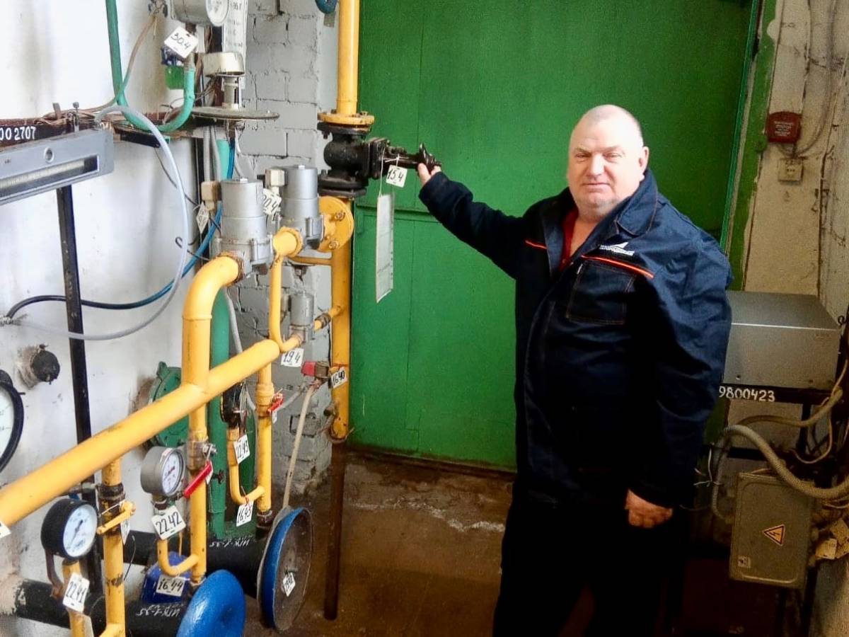 Оператор Александр Бриллиантов выполняет пуск котла горячей воды в котельной № 41 в селе Бронница.