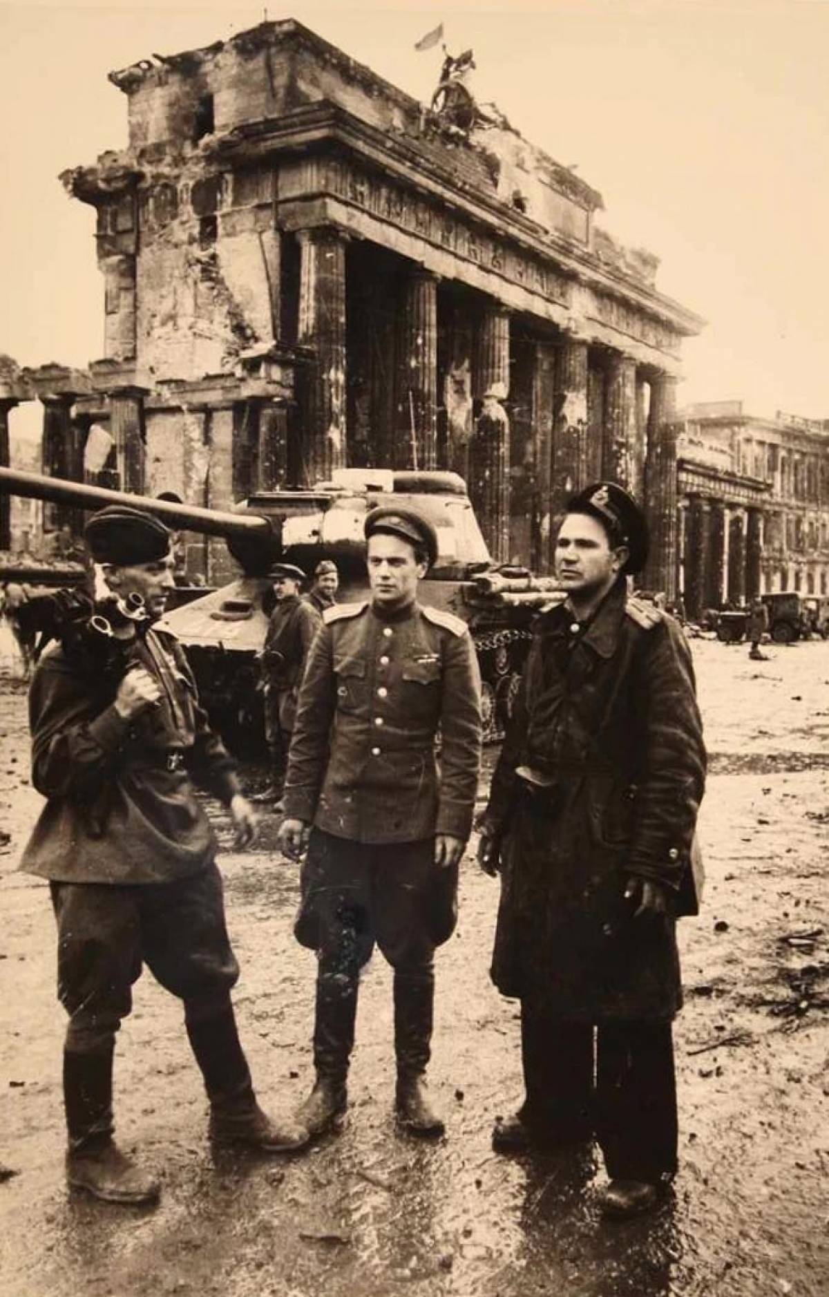 Роман Кармен, Евгений Долматовский и Евгений Халдей у Бранденбургских ворот. 2 мая 1945