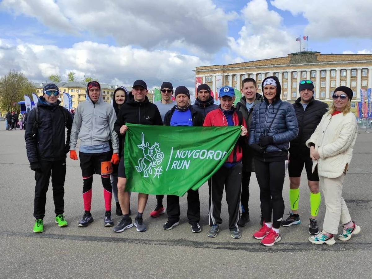 На старт легкоатлетической эстафеты к Дню Победы в Великом Новгороде вышли почти 800 человек