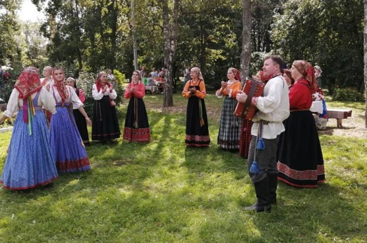 Само название «частушка» придумал Глеб Успенский, чтобы как-то назвать жанр русского музыкального фольклора.