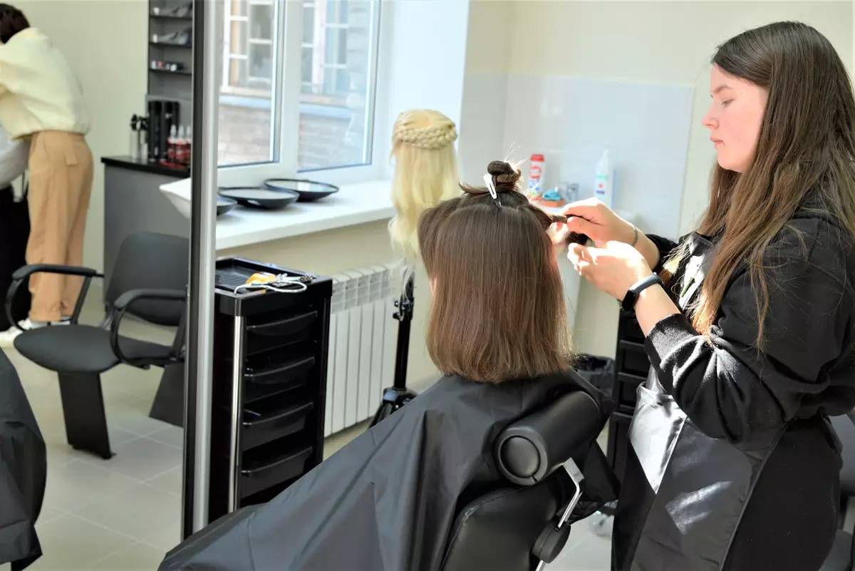 Техникум готовит специалистов по направлению «Технология парикмахерского искусства».