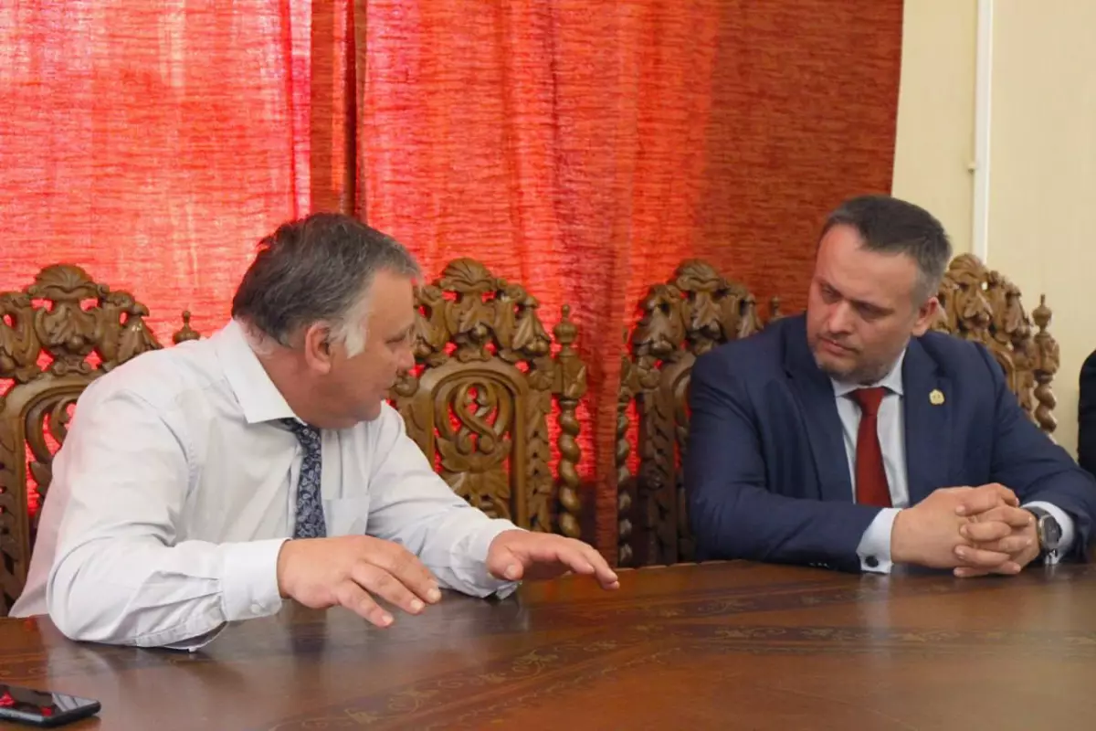 Андрей Никитин и ректор Педиатрического университета Дмитрий Иванов договорились о расширении сотрудничества.