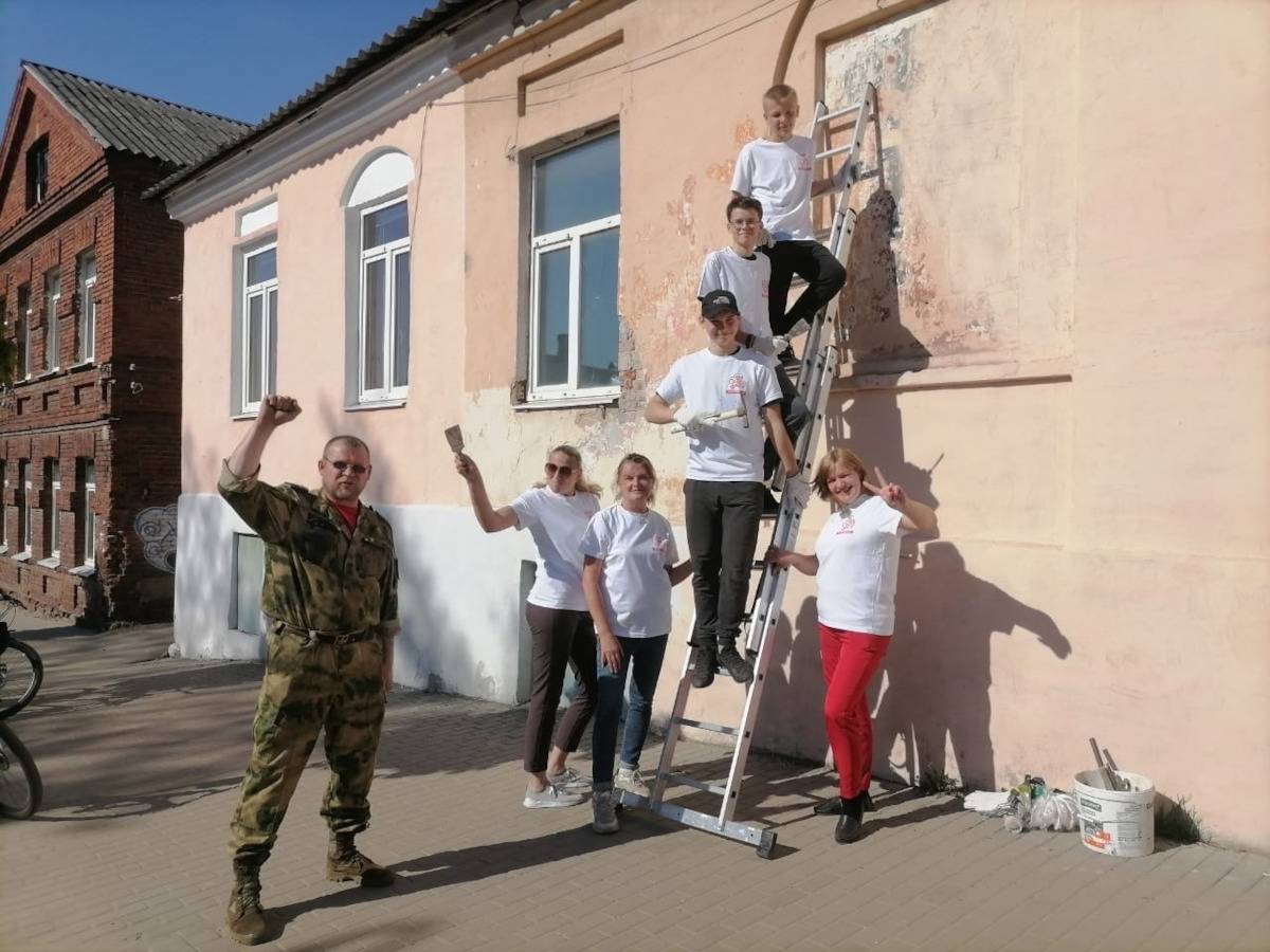 Боровичские волонтёры «Том Сойер Феста» открыли сезон 2023 года –пришли на Коммунарную, 10, чтобы завершить преображение купеческого особняка.