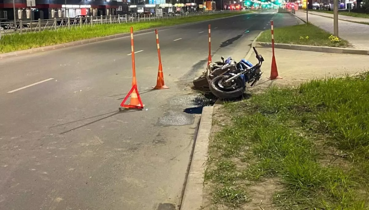 В результате ДТП водитель мотоцикла с закрытым переломом лодыжек доставлен в Центральную городскую клиническую больницу.
