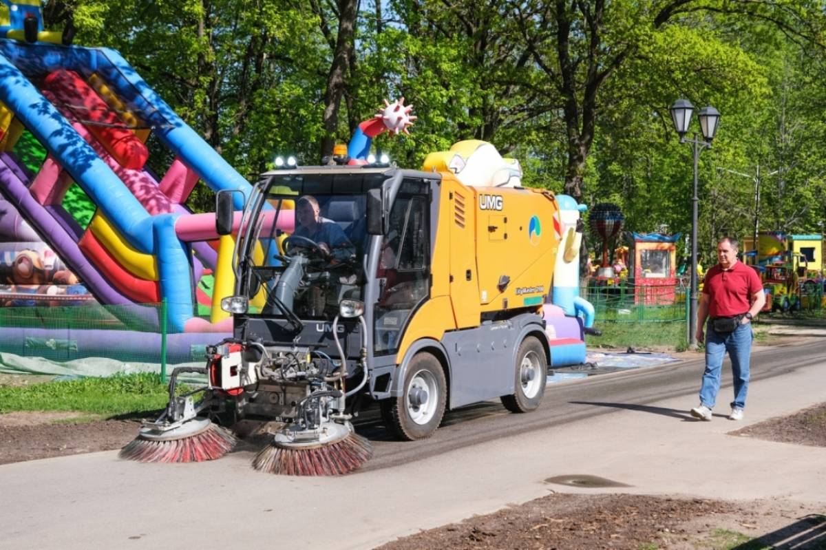 «Парки Великого Новгорода» в этом году приобрели российские вакуумно-подметальную машину с системой подачи воды, два трактора и «Газель».