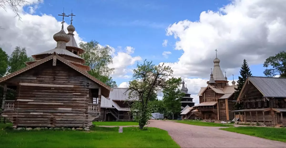 После завершения комплексной реставрации в  музее народного деревянного зодчества «Витославлицы» открыты новые экспозиции.