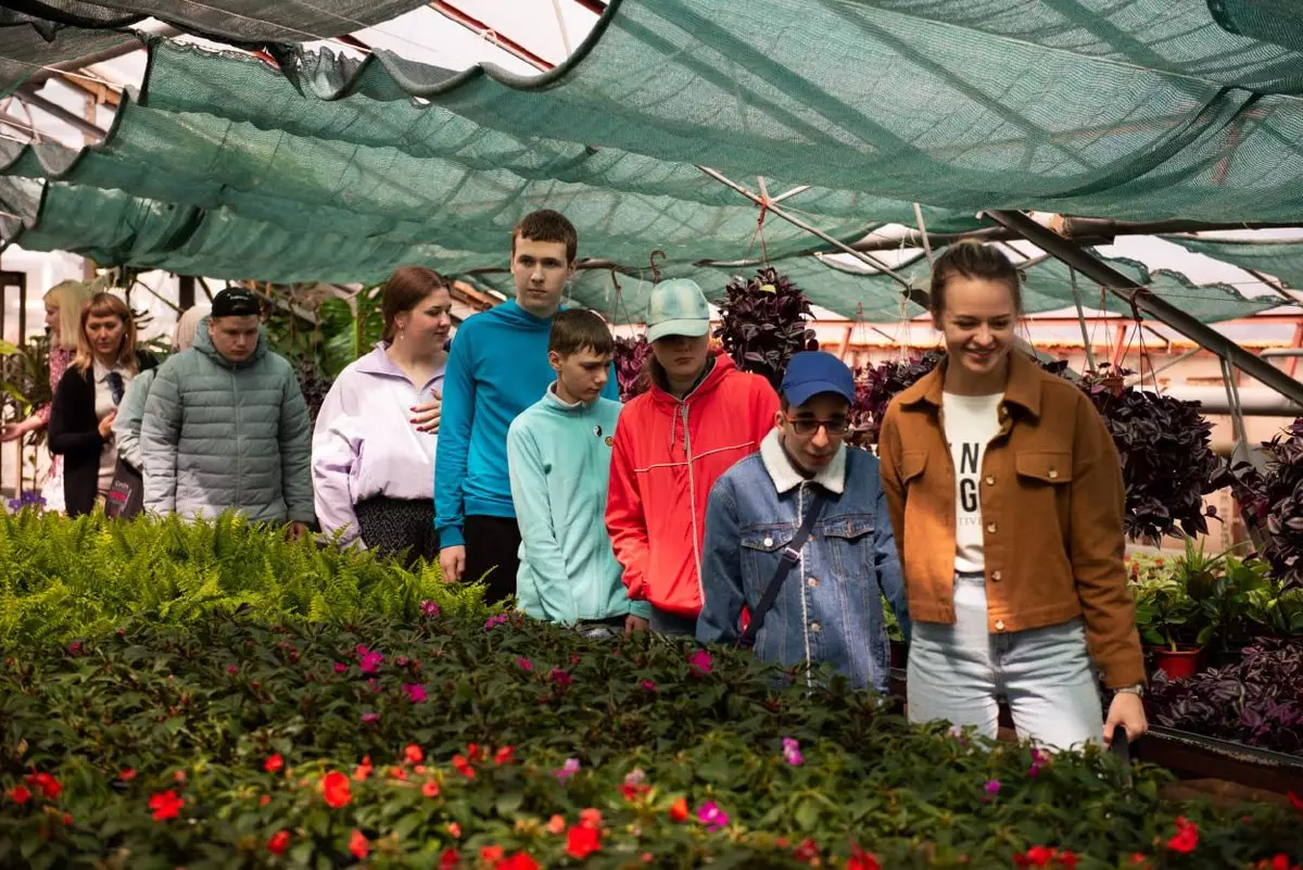 После экскурсии сотрудники компании «Цветы зеленого хозяйства» устроили для ребят мастер-класс по посадке суккулента эхеверия.