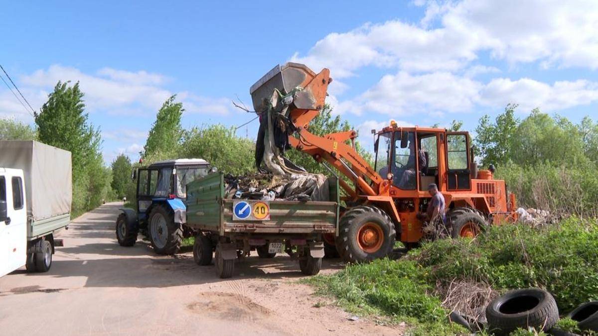 В Великом Новгороде работники коммунального хозяйства ликвидируют свалку
