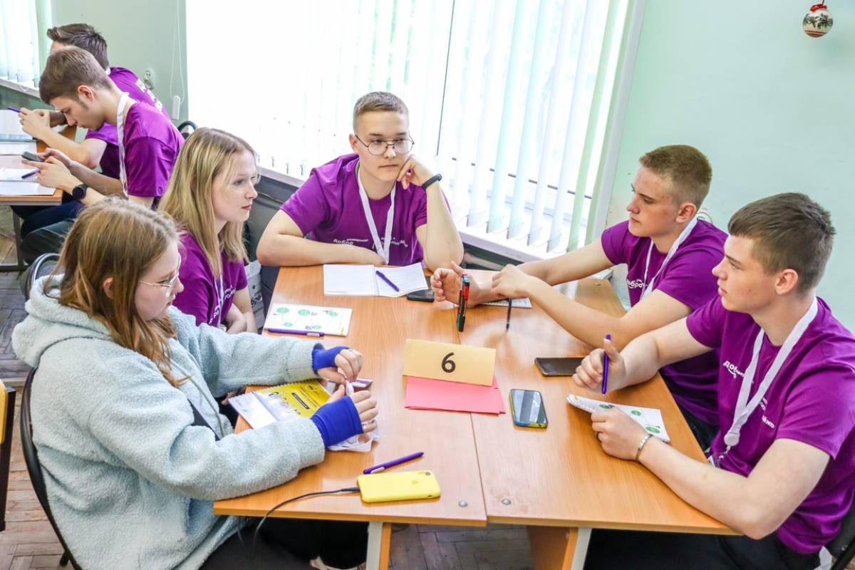 Три дня волонтёров обучали основам добровольческой деятельности, рассказывали им об истории волонтёрства в России.