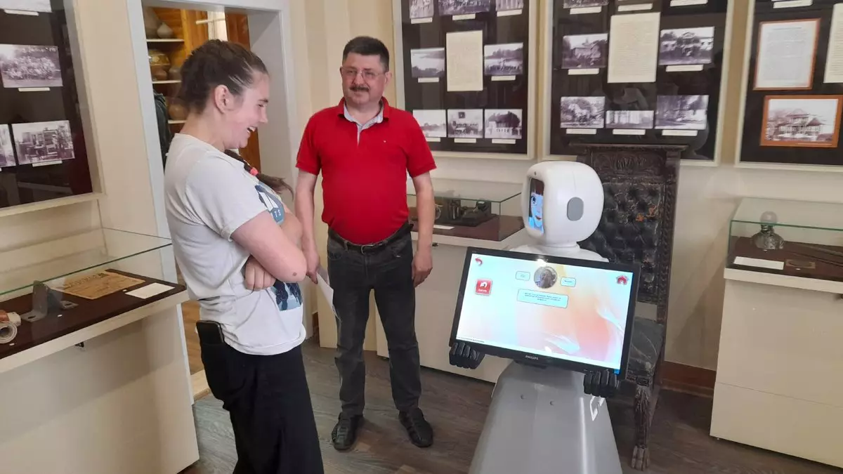 Робот-экскурсовод Маша является разработкой московской компании и оснащён технологией искусственного интеллекта.