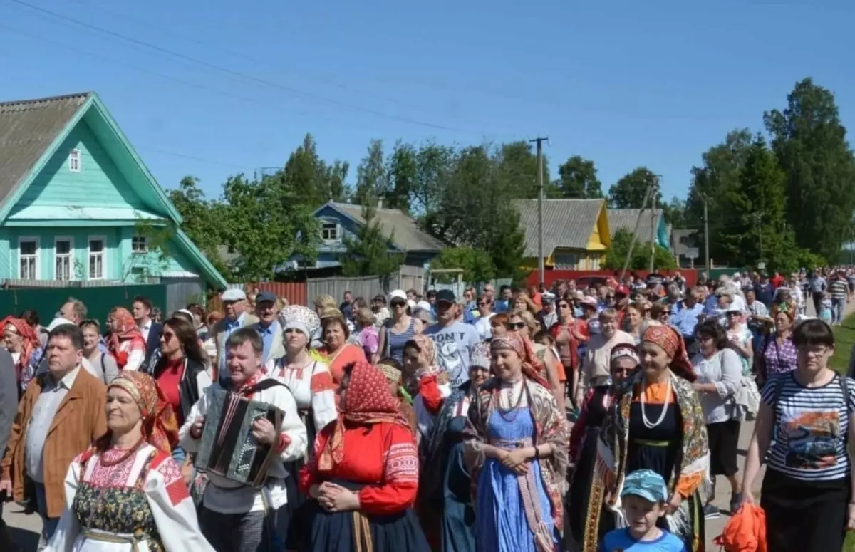 Гостей праздника ожидают театрализованное шествие по деревне, выступление коллективов, ярмарка подворий и, конечно, традиционная наволокская уха.