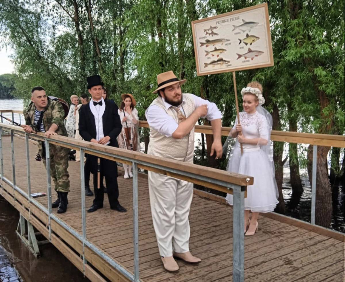 На плавучих мостках на берегу Волхова актёры разыграли несколько сцен из постановки.