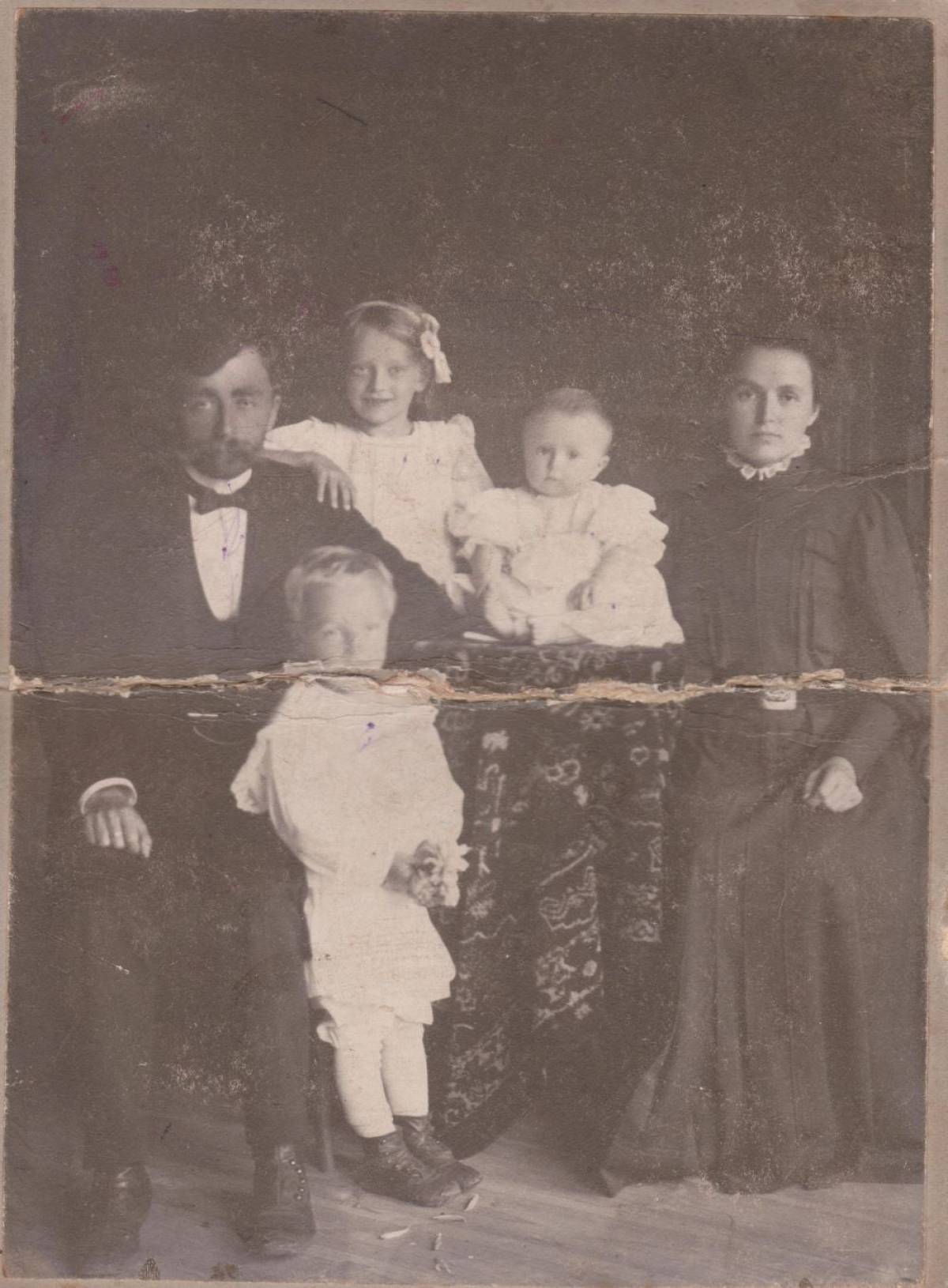 Семейное фото одного из основателей театра Калязинова Александр Петровича.