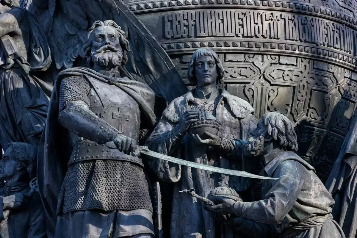Князь изображен на памятнике «Тысячелетие России» с мечом, защищающим царя от любого врага.