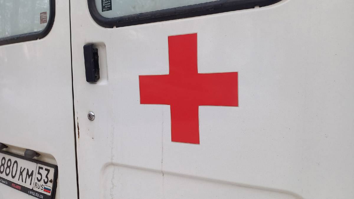 Пешехода с телесными повреждениями доставили в Новгородскую областную клиническую больницу.