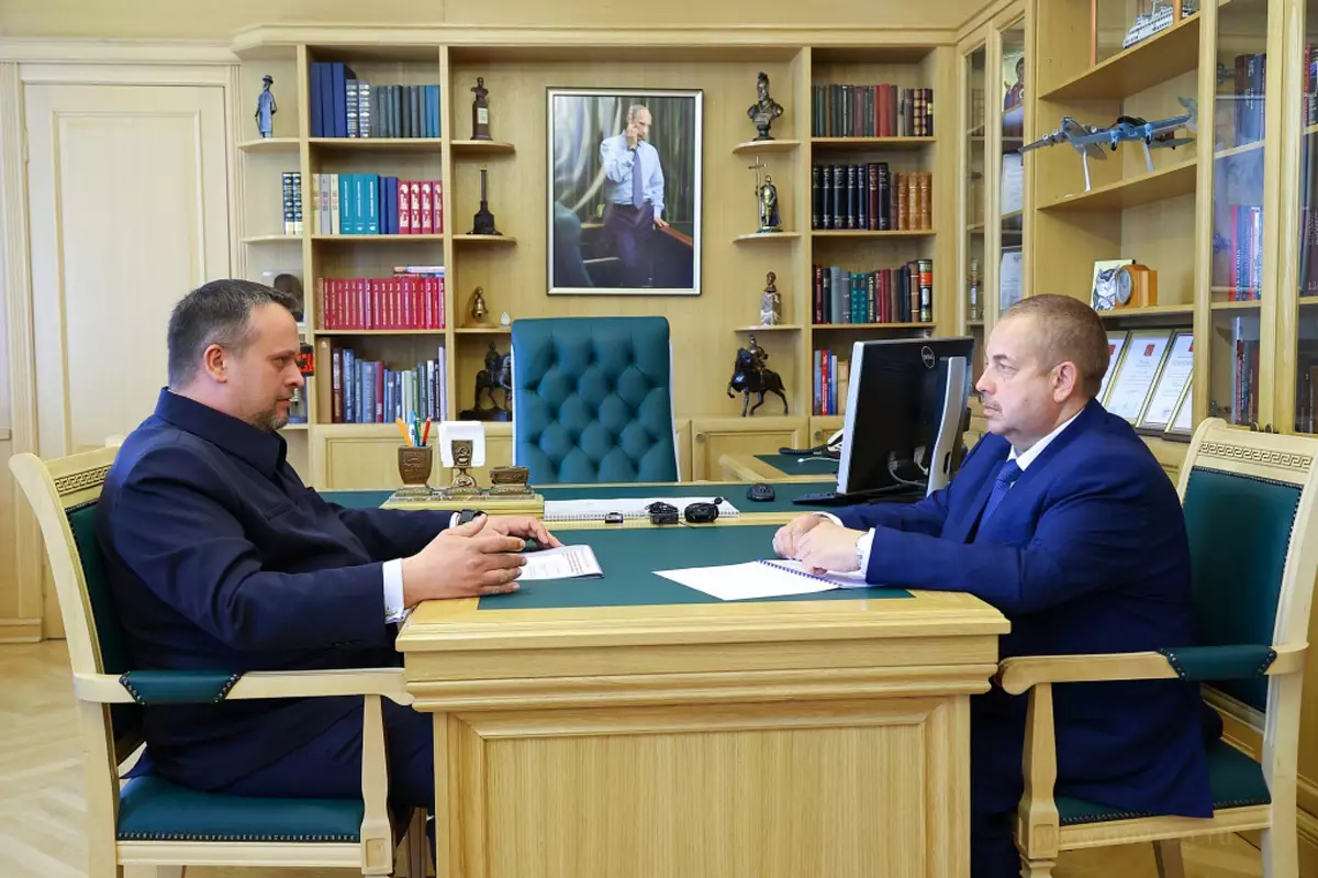 Алексей Афанасьев рассказал губернатору о создании в посёлке Волот центра общения старшего поколения, созданного по инициативе фонда.