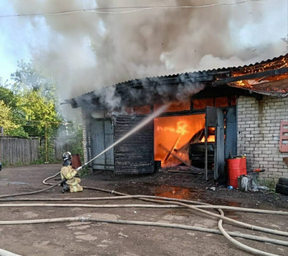 На момент прибытия противопожарной службы области горели гаражи.