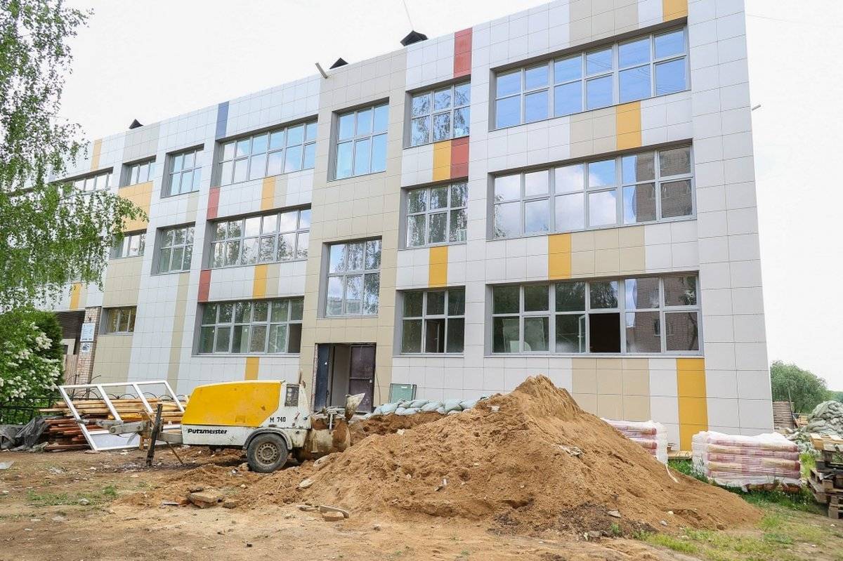 Минпросвещения России уже одобрило новгородскую заявку на ремонт шести зданий школ в двухгодичном цикле – в 2024-2025 годах.