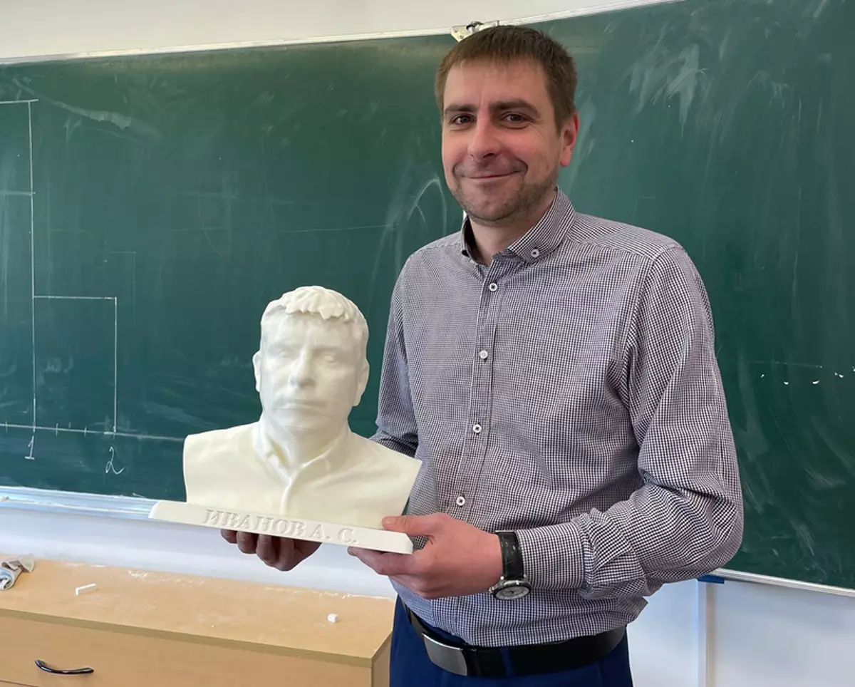 Преподаватель Егора получил собственный бюст, напечатанный в размере 75% к оригиналу