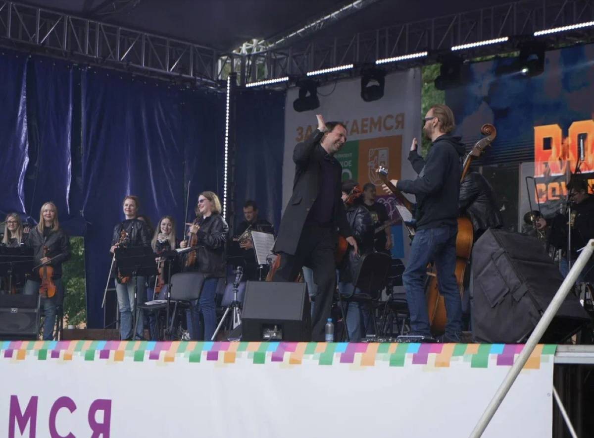 В день открытия фестиваля в Великом Новгороде на площади Победы-Софийской состоялся концерт Rock Cover Show.