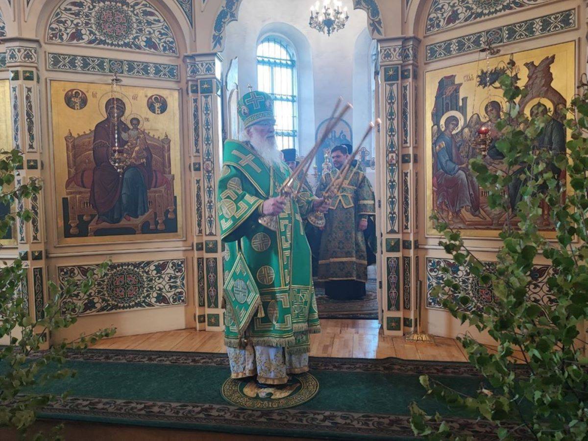 В день Святой Троицы православные храмы украшают берёзовыми ветвями.