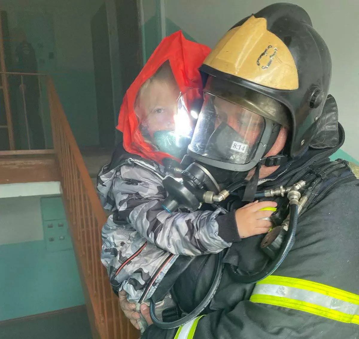 Пожарные спасли из горевшей квартиры троих детей.