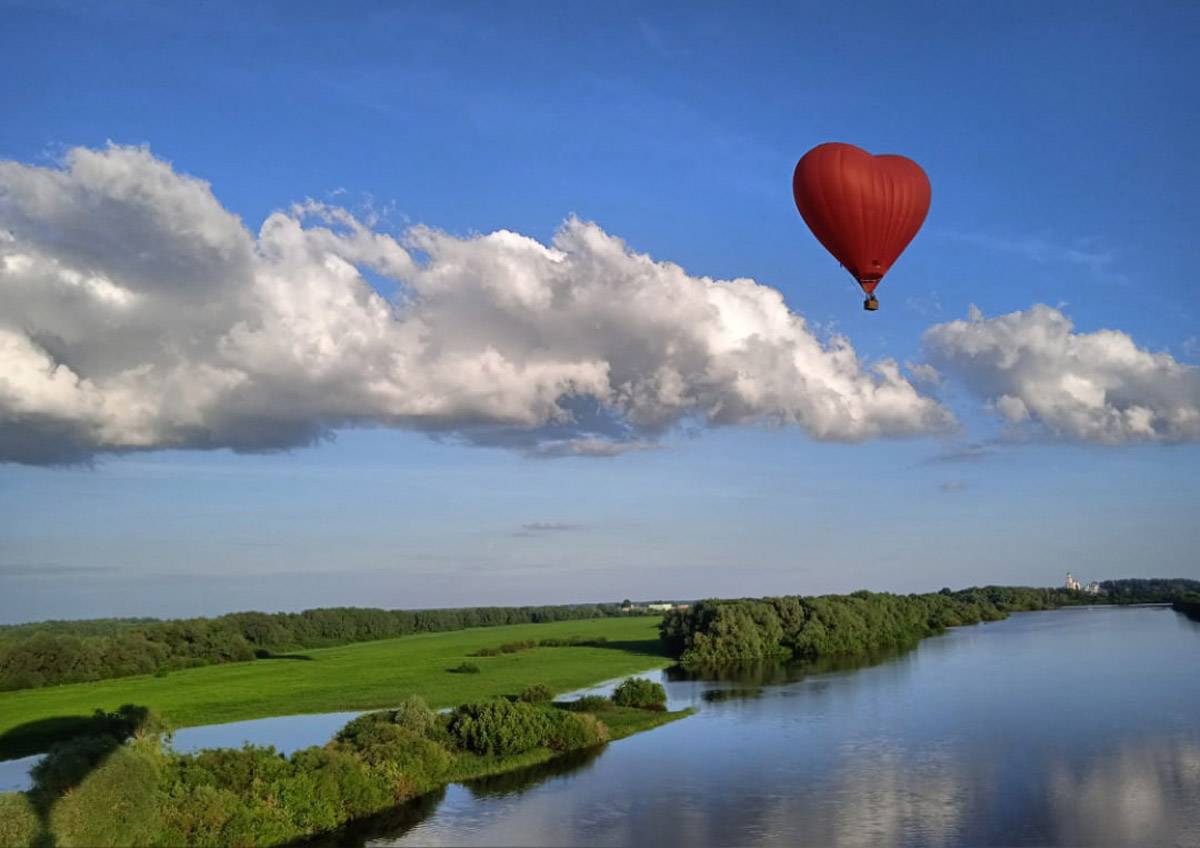 Три семьи-победительницы и семья-победитель в номинации «Приз зрительских симпатий» отправятся в полёт на воздушном шаре над Великим Новгородом.