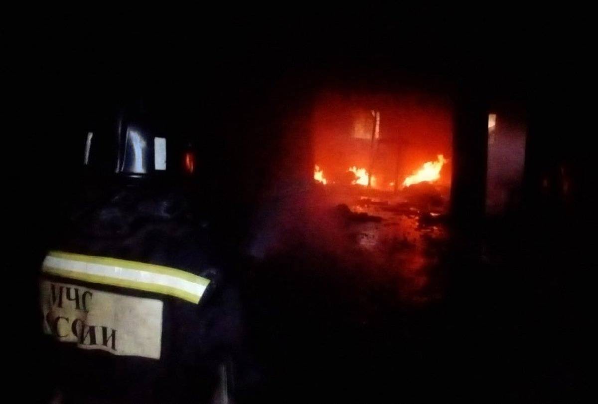 Жилой дом загорелся в поселке Демянск