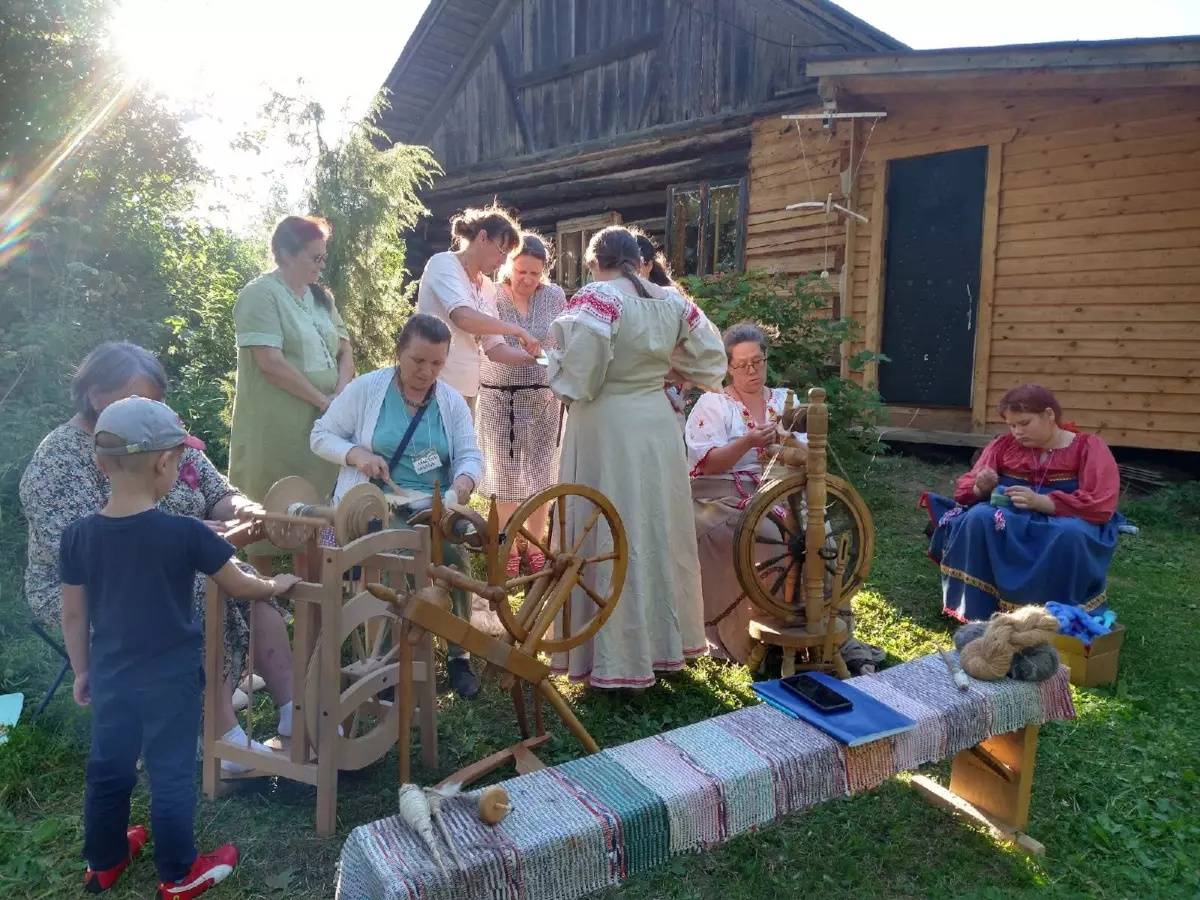 В окуловском хуторе Ткуттут готовятся к пятому слёту ткачей