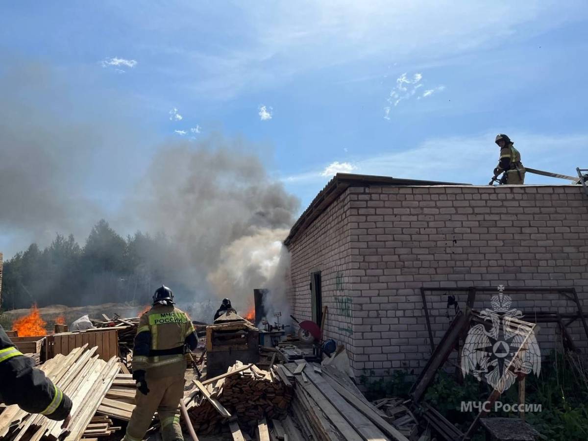 На момент прибытия пожарно-спасательных подразделений установлено, что горят пиломатериалы, кровля гаража.