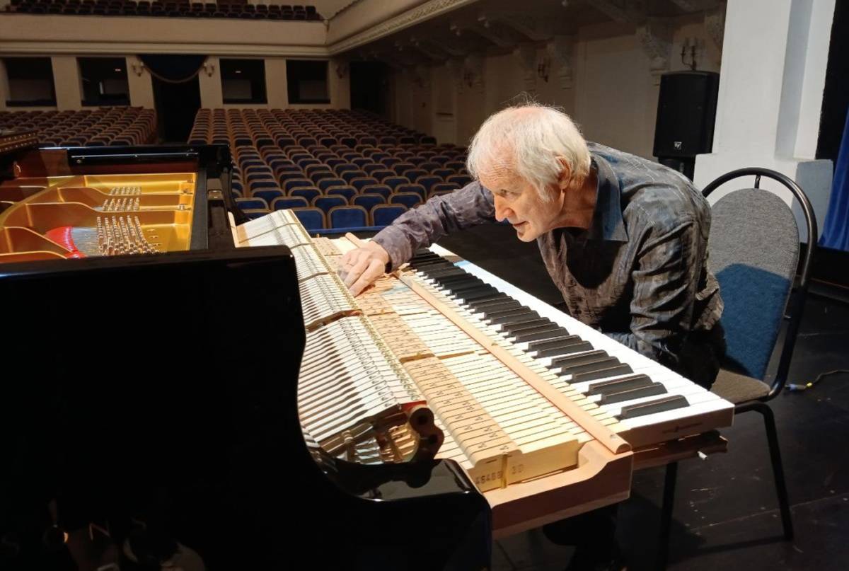 Настройку рояля перед концертом произвёл один их лучших сертифицированных настройщиков компании «Стейнвей» Владимир Спесивцев.
