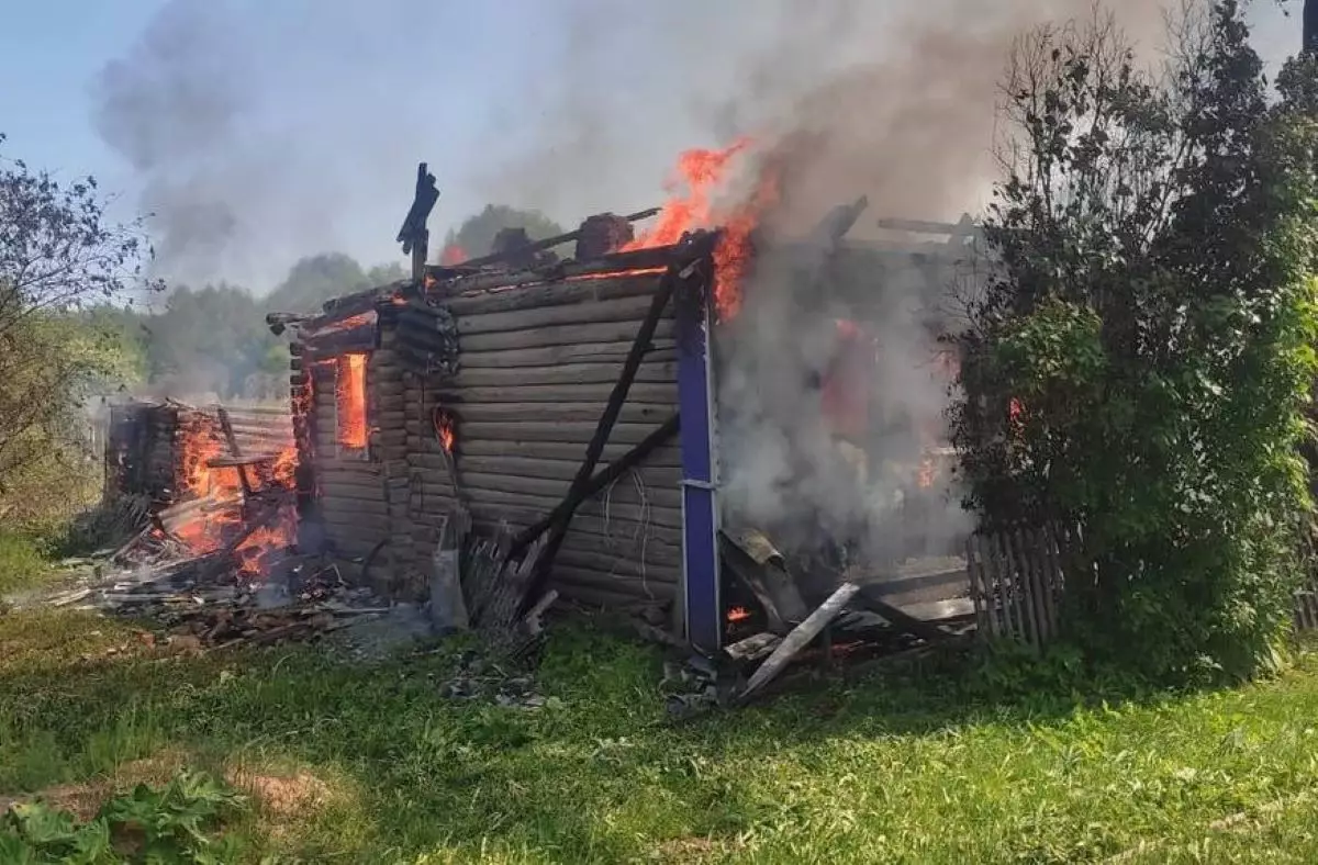 В солецкой деревне Вязище сгорел частный жилой дом.