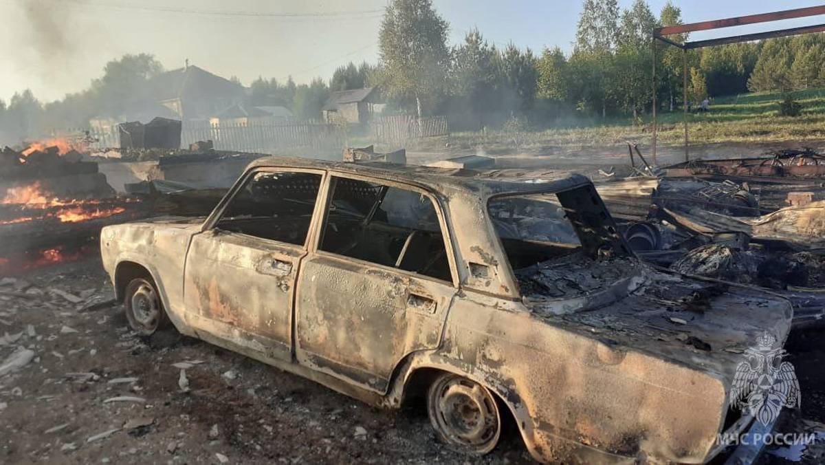 Огнём уничтожены два дома, три постройки, сгораемые детали автомобилей