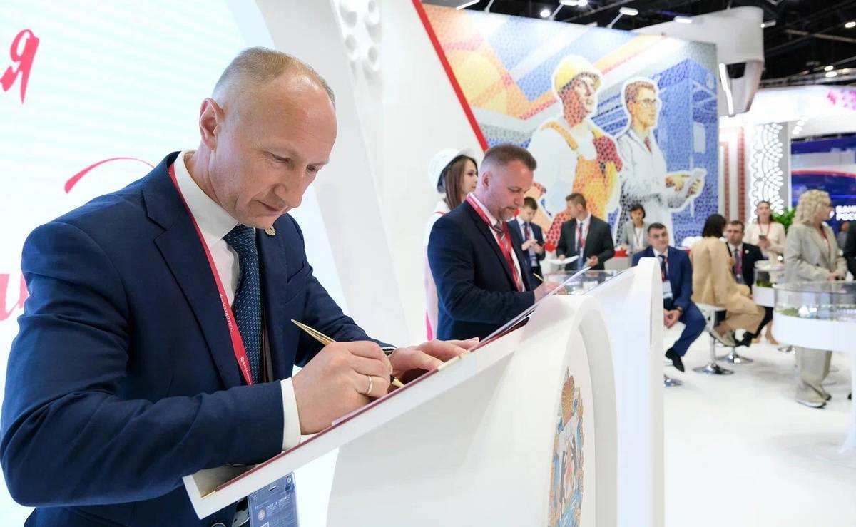 Соглашени подписали первый заместитель губернатора Евгений Богданов и генеральный директор компании «Маршалл ФТ» Денис Летунов.