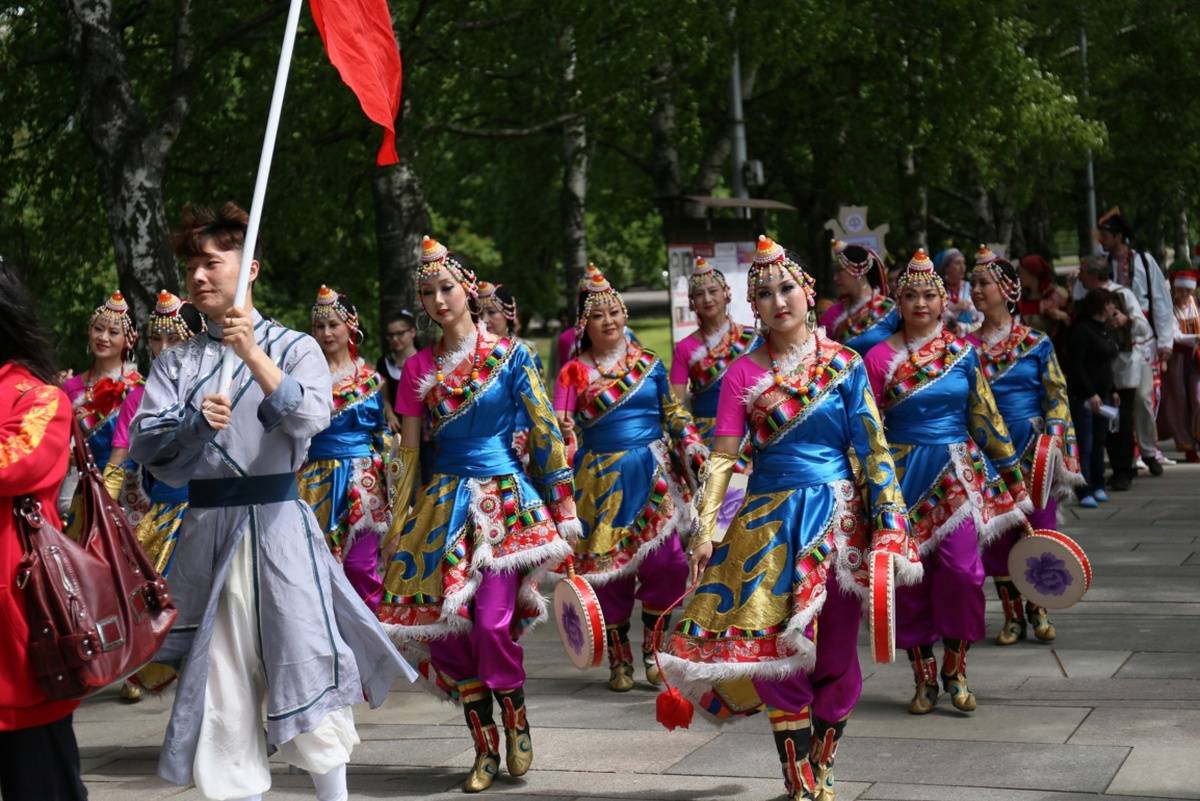 В субботу, 17 июня, шествие участников Международного фестиваля народного искусства и ремёсел «Садко» начнётся в 12.00 на площади Победы-Софийской.