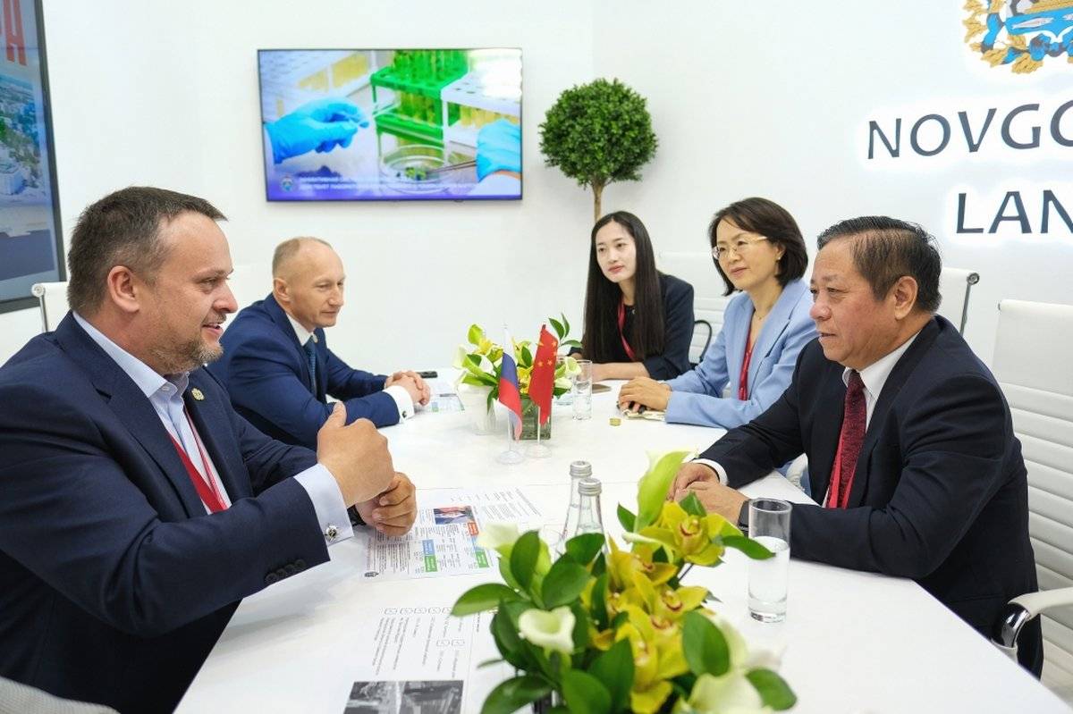 Чрезвычайный и полномочный посол Китайской народной республики в России Чжан Ханьхуэй отметил, что высоко ценит сотрудничество новгородцев с Китаем.
