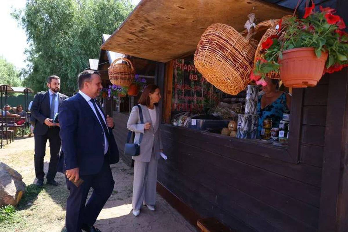 В знаменитой рыбацкой деревне, где новгородцы промышляют рыбой много веков, губернатор купил знаменитый ильменский снеток