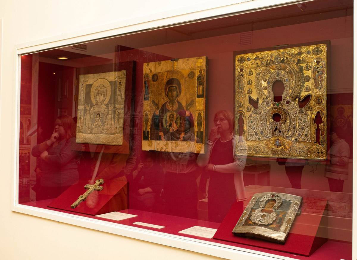 На выставке представлено более 60 памятников иконописи, шитья, декоративно-прикладного искусства из собрания музея