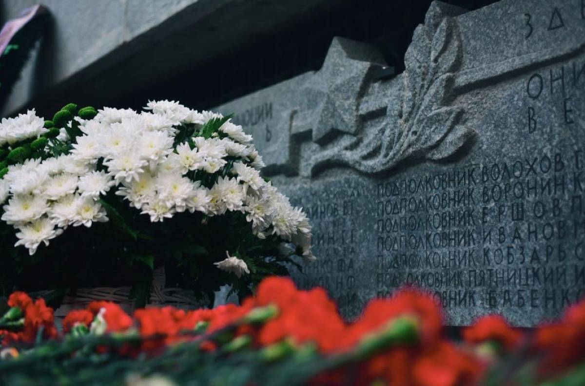 Сегодня у мемориального комплекса «Вечный Огонь Славы» в Великом Новгороде горожане почтили минутой молчания всех погибших в годы Великой Отечественной войны.
