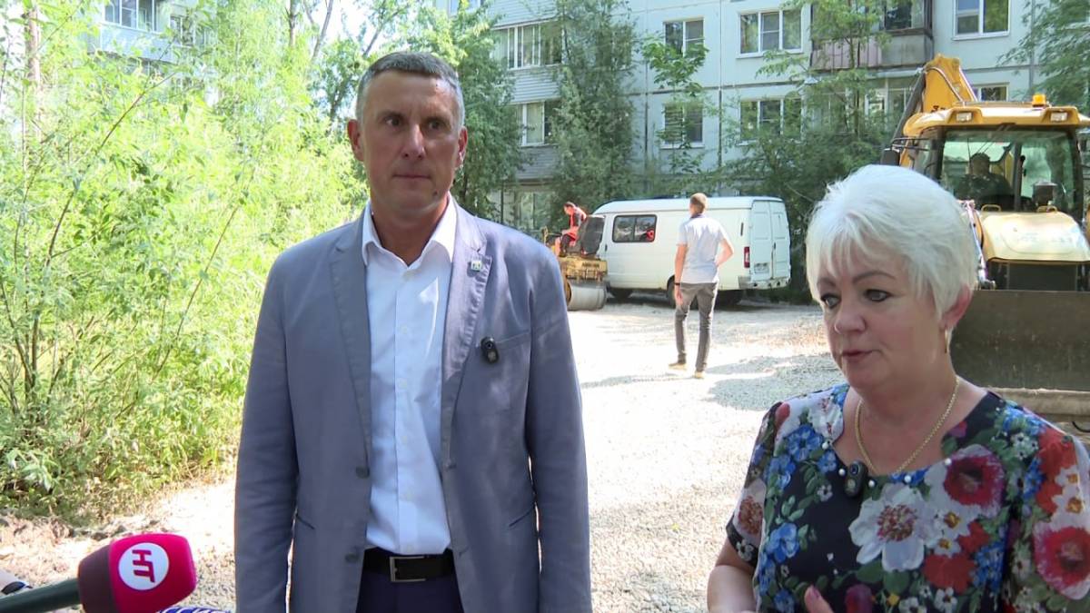 С ходом работ в новгородских дворах ознакомились мэр города Александр Розбаум, а также член общественного совета микрорайона «Западный» Елена Матвеева.