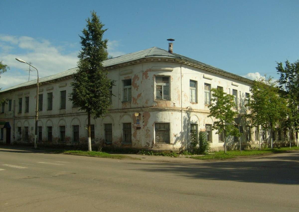 В годы Великой Отечественной войны бывший дом Полянского сильно пострадал, в 1952 году восстановлен. Здесь был открыт старорусский филиал Ленинградской фабрики бельевого трикотажа.