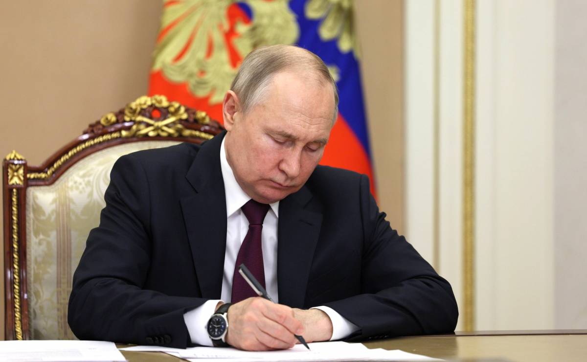 Владимир Путин подписал закон о штрафах и аресте за нарушение режима военного положения